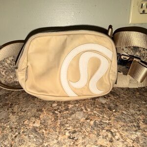 Lululemon tan colored logo belt bag with silver hardware 🤎